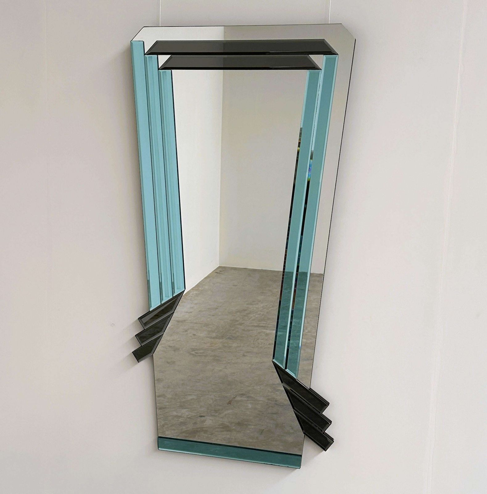 Postmoderne geometrische spiegel met blauw en donkergrijs gerookt glas, jaren 1980