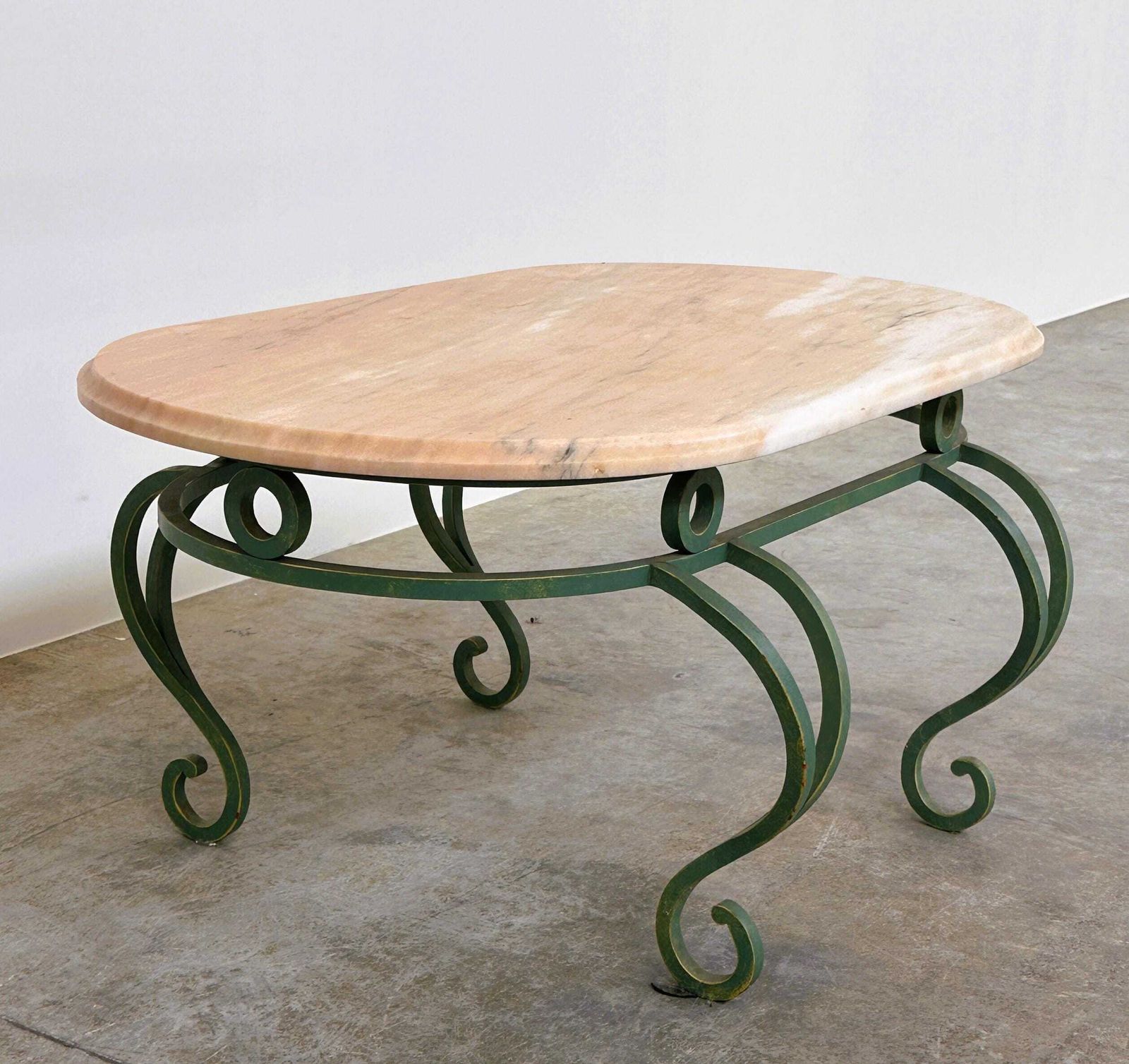 Vintage roze marmeren salontafel met groen smeedijzeren onderstel, jaren 1970