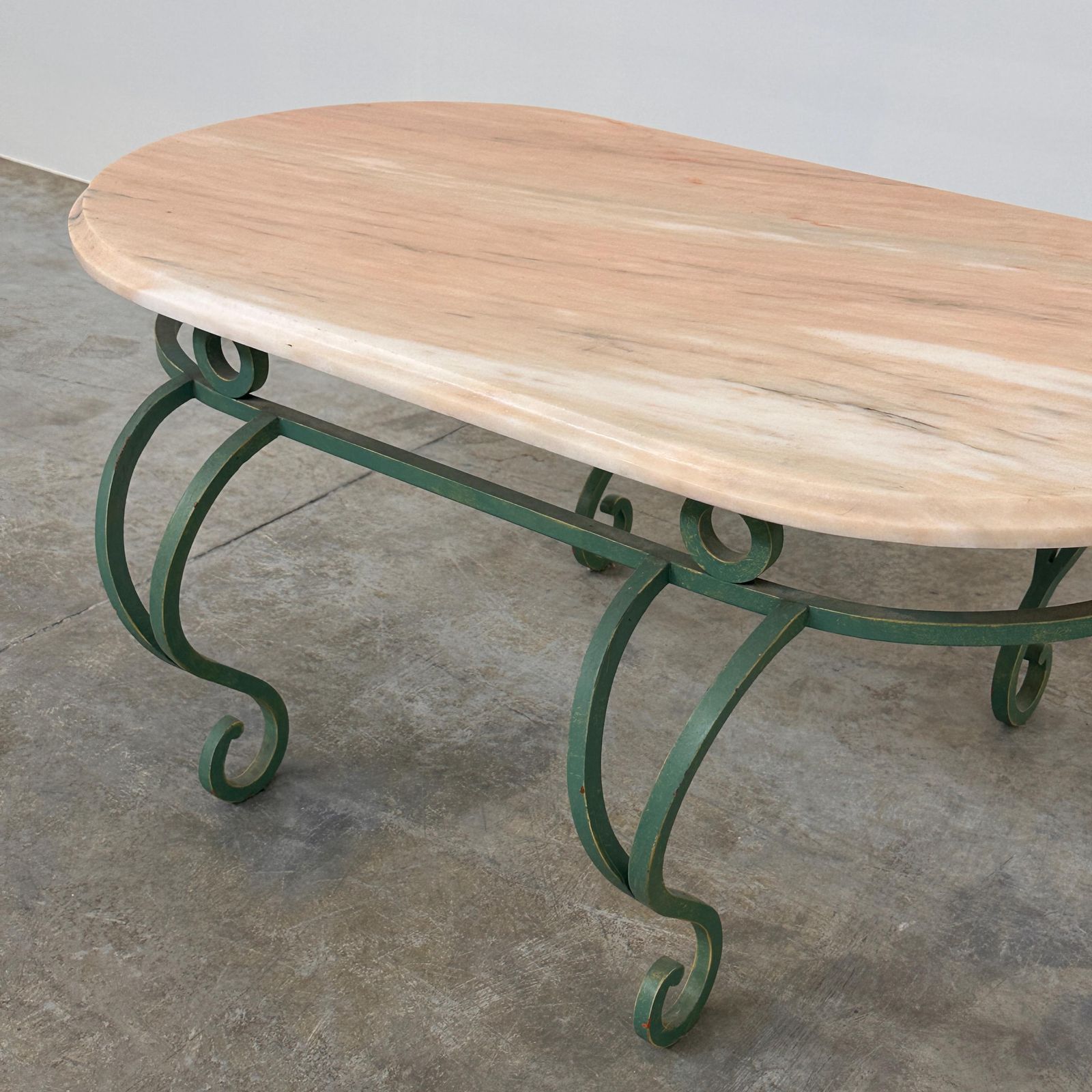 Vintage roze marmeren salontafel met groen smeedijzeren onderstel, jaren 1970 photo furniture
