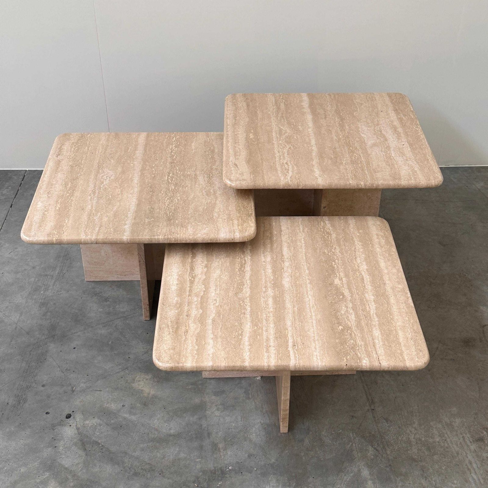Set van drie Italiaanse travertijnen bijzettafels, 1970s-1980s photo furniture