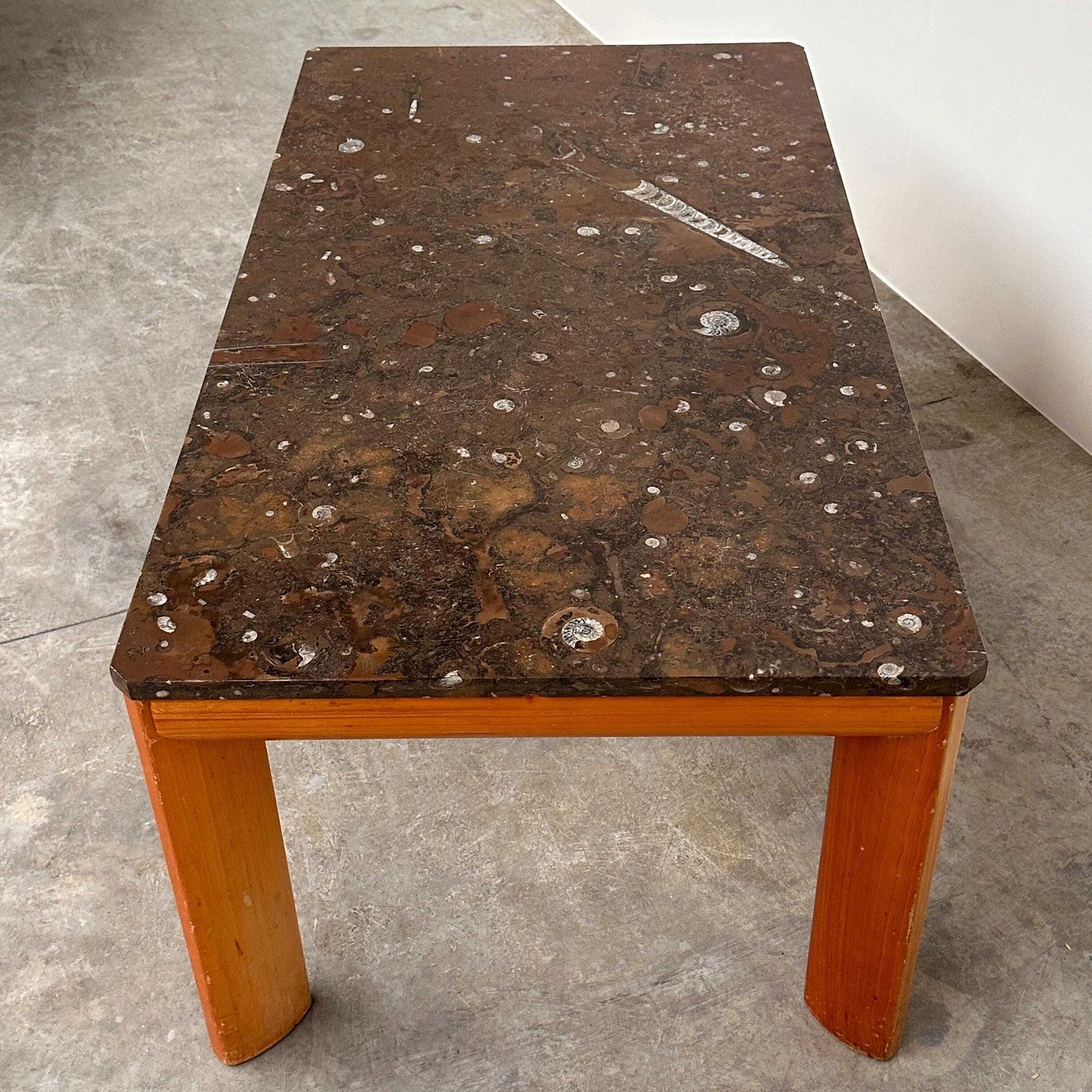 Modernistische salontafel ca. jaren 1970, fossielhoudend marmer met houten onderstel photo furniture