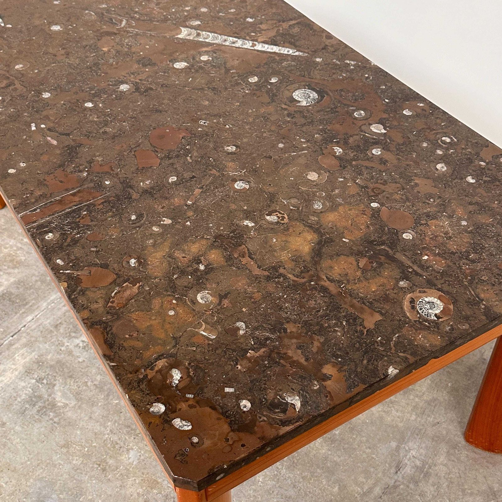 Modernistische salontafel ca. jaren 1970, fossielhoudend marmer met houten onderstel photo 1119.0