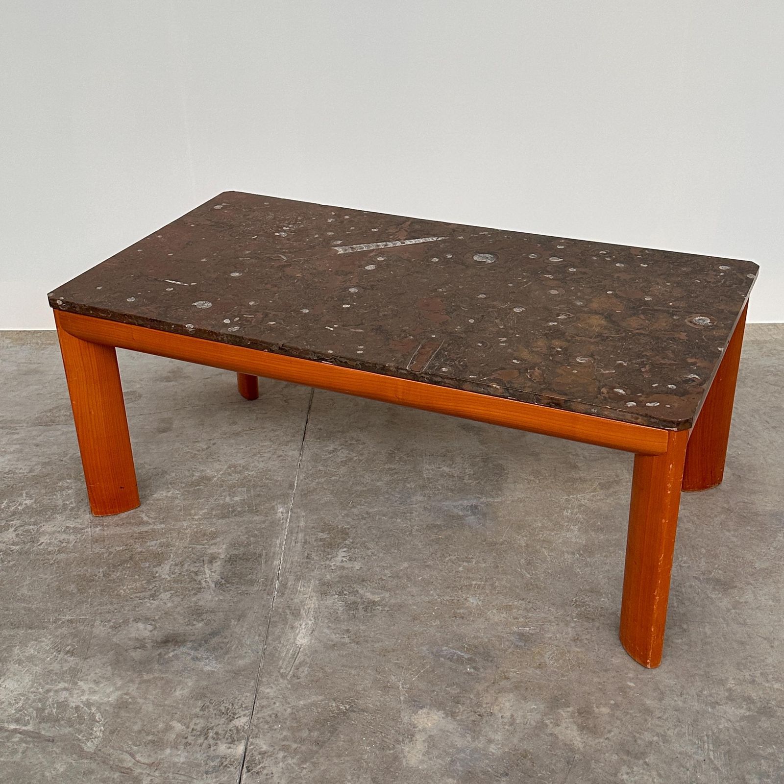 Modernistische salontafel ca. jaren 1970, fossielhoudend marmer met houten onderstel photo buy