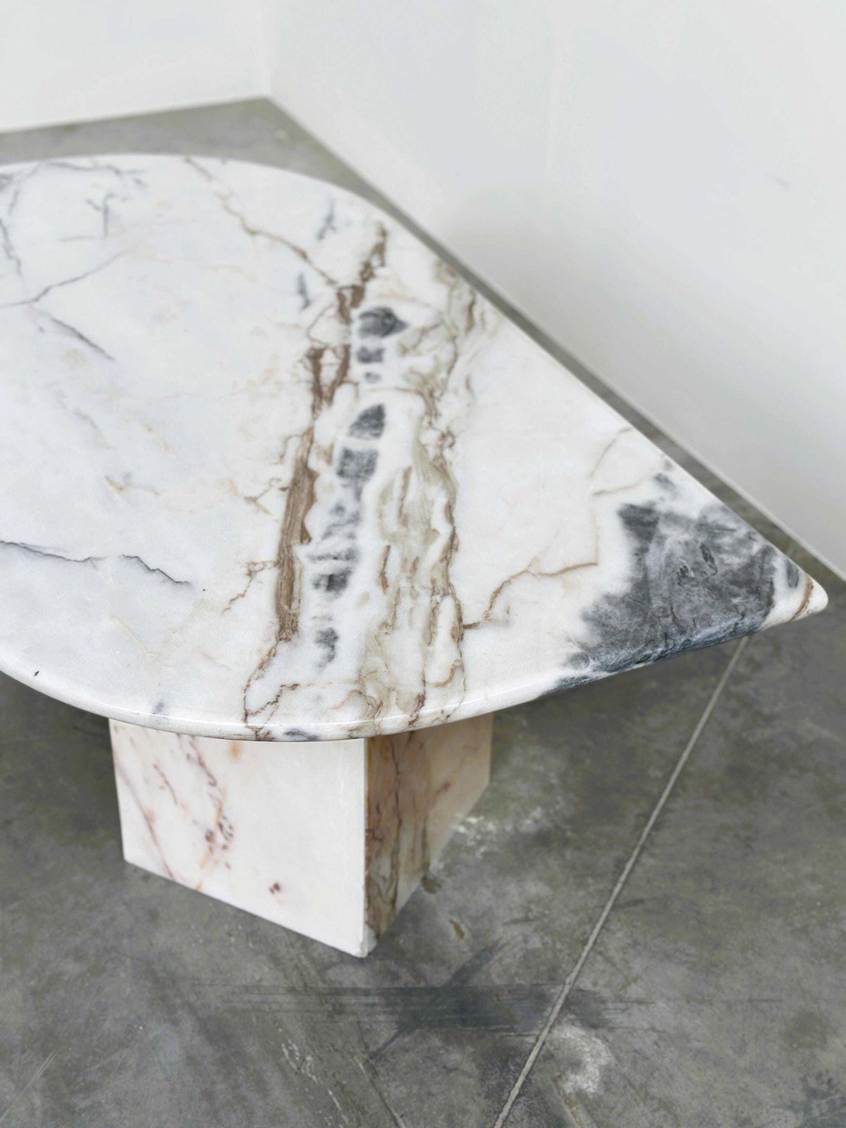 Grote Italiaanse postmoderne marmeren salontafel, sculpturaal vintage stenen tafel, jaren 1980 photo 1208.0