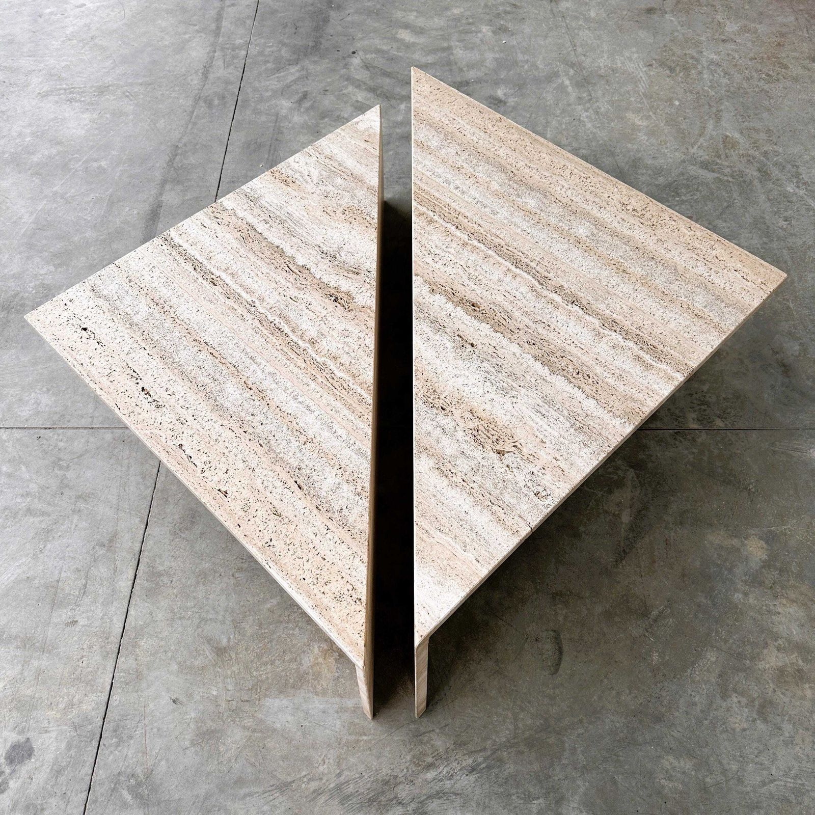 photo vinterior Up & Up grote Italiaanse Brutalist travertijn salontafel, tweedelig geometrisch modulair, Made In Italy, jaren 1970