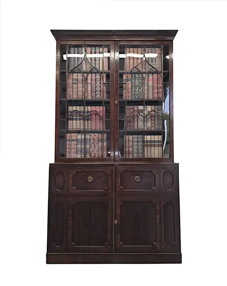 Zeer fraaie grote boekenkast met twee deuren, begin 19e eeuw photo furniture