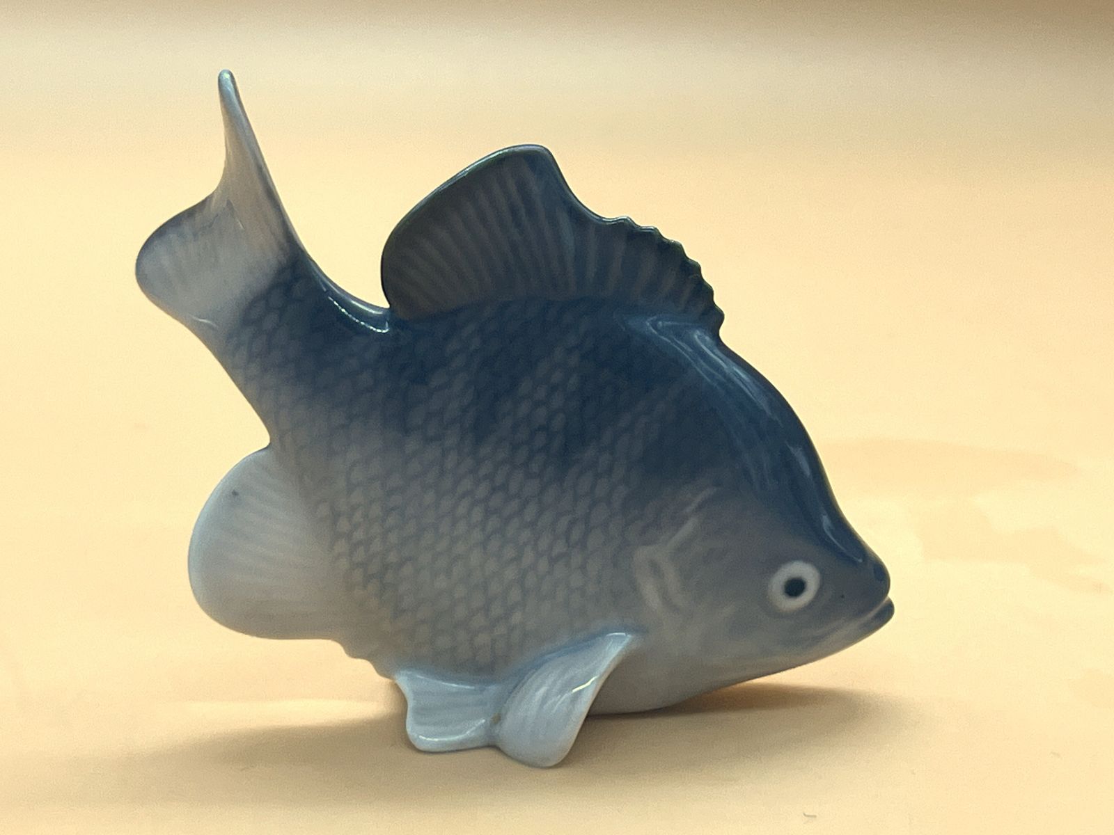Royal Copenhagen Porcelain American Perch vis figuur door Platen-Hallermund. Nr. 2553. photo for sale
