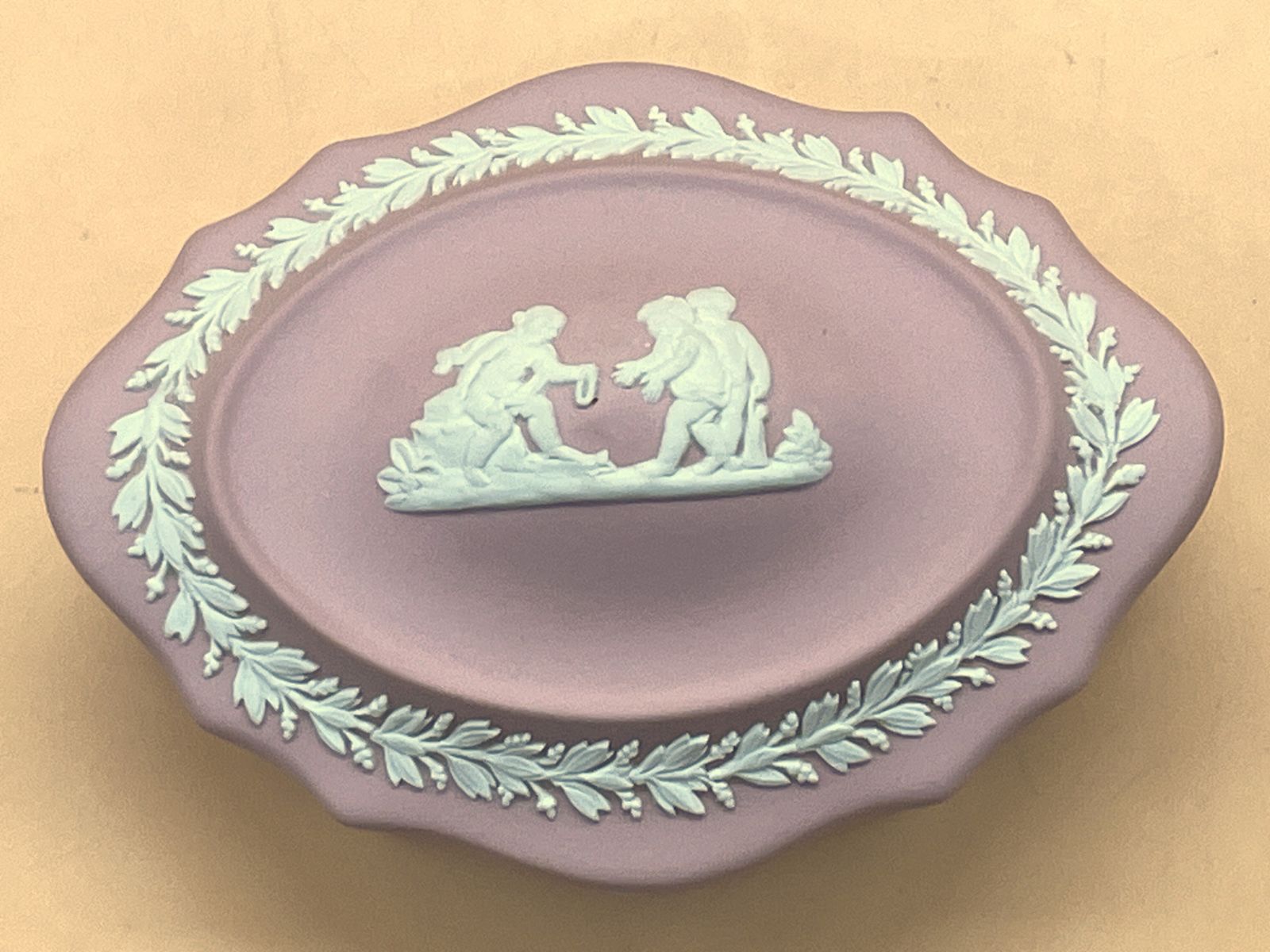 Wedgwood Pottery Pink Jasperware Cherubs botvormige snuisterdoosje.