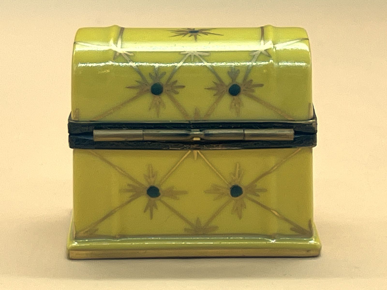 Limoges Porcelain France gele kistjesvorm snuisterdoosje met 3 glazen parfumflesjes. photo Woonaccessoires