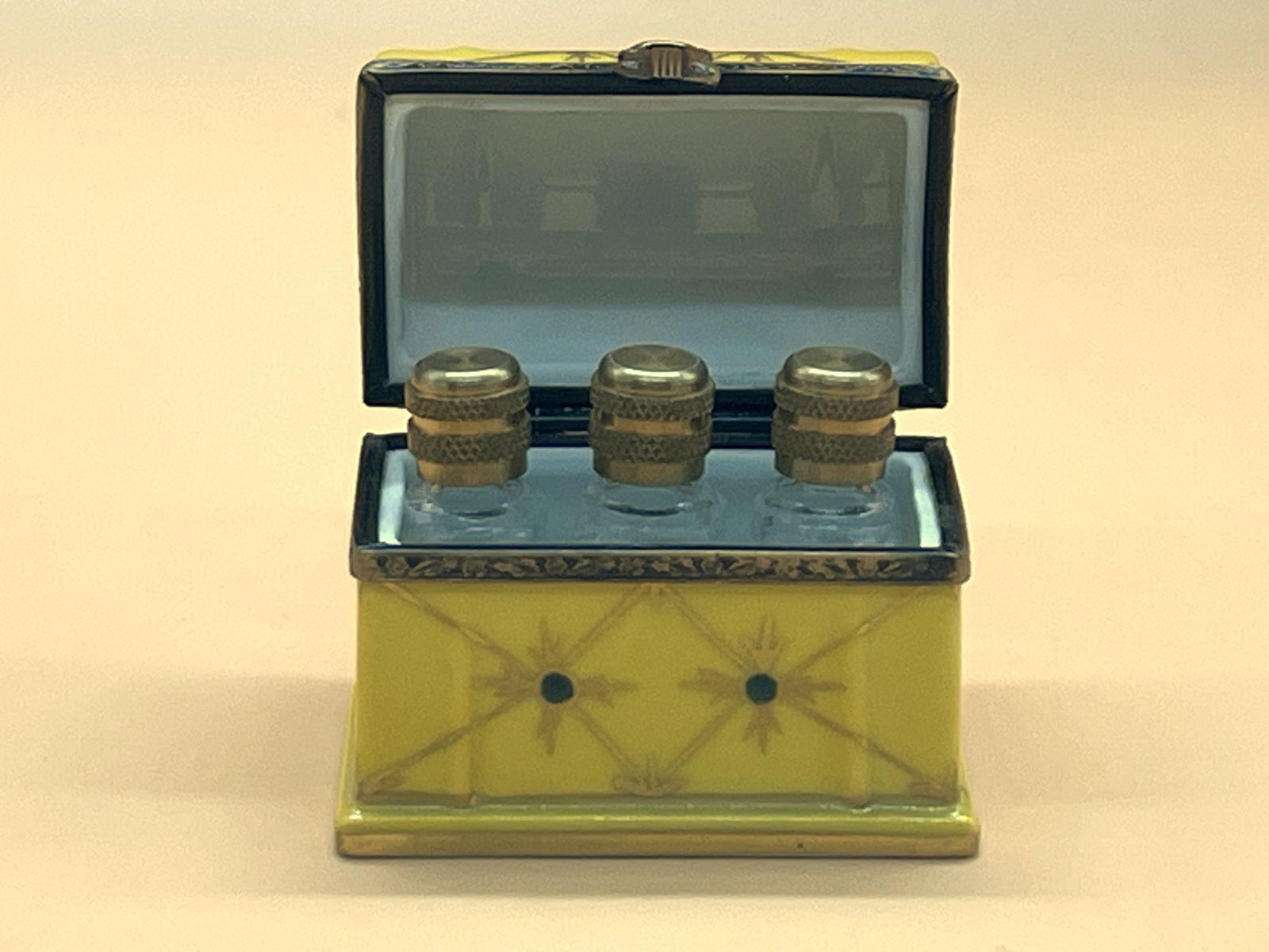 Limoges Porcelain France gele kistjesvorm snuisterdoosje met 3 glazen parfumflesjes. photo buy