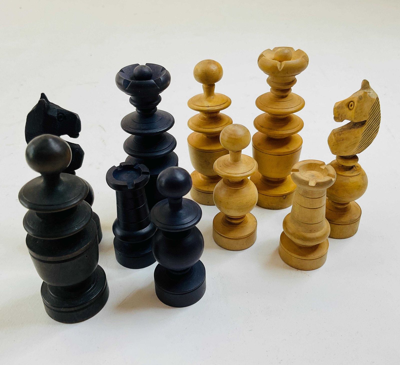photo vinterior Vintage Mid 20th Century French Regence Chess Set, Boxwood And Ebonised Hardwood.