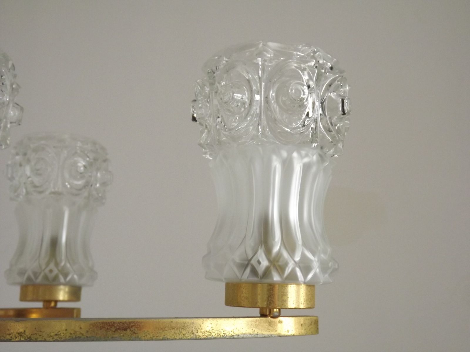 295.0 Franse Retro Mid-Century Zwart-Gouden Hanglamp met 6 Armen en Glazen Kappen photo