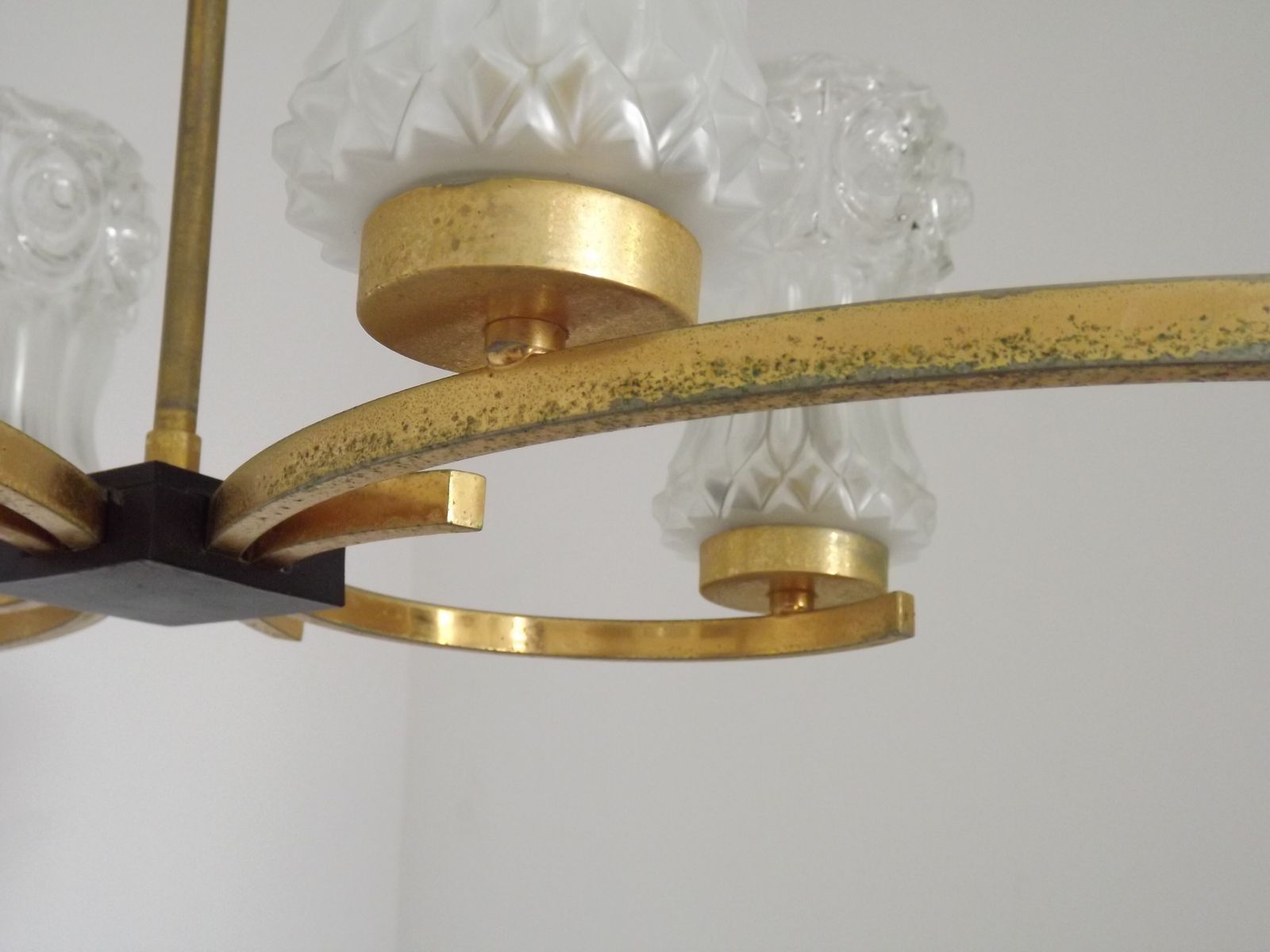 photo vinterior Franse Retro Mid-Century Zwart-Gouden Hanglamp met 6 Armen en Glazen Kappen