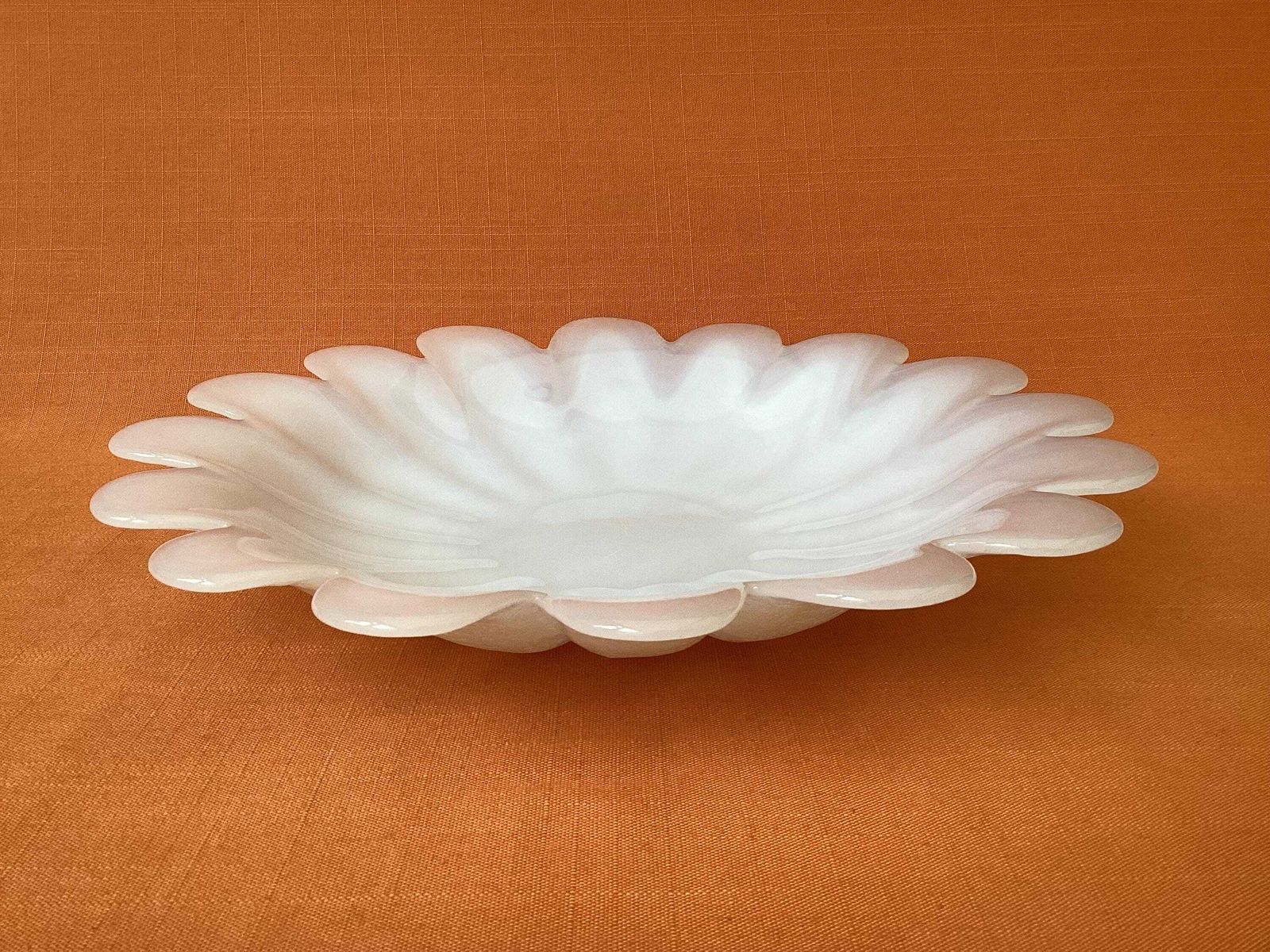 Dartington Daisy 12" Platter/Fruit Bowl in zeldzaam ondoorzichtig wit glas, Frank Thrower Design photo furniture