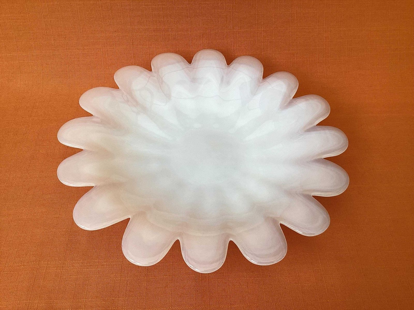 Dartington Daisy 12" Platter/Fruit Bowl in zeldzaam ondoorzichtig wit glas, Frank Thrower Design photo for sale