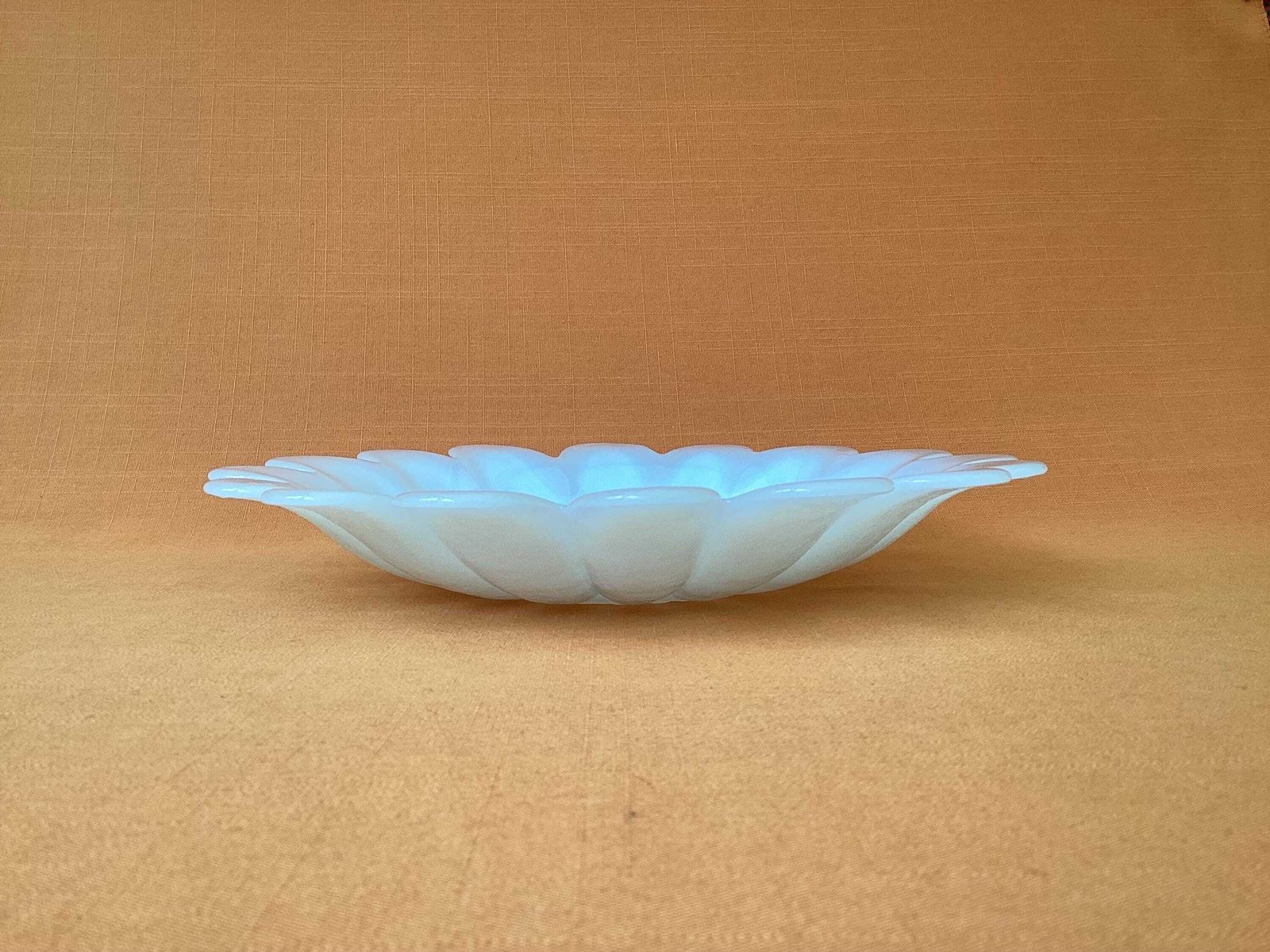 Dartington Daisy 12" Platter/Fruit Bowl in zeldzaam ondoorzichtig wit glas, Frank Thrower Design photo Woonaccessoires