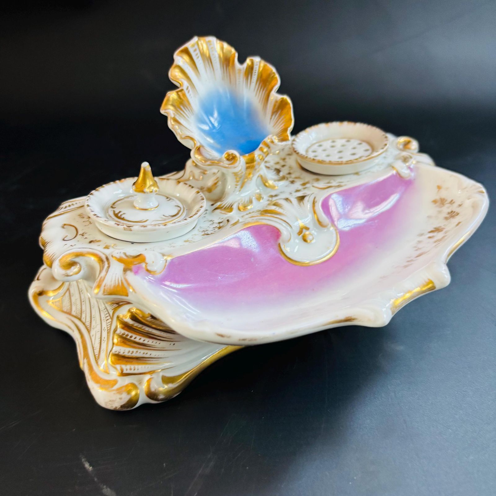 Compendium de bureau d'époque en porcelaine, style Rococo, XIXe siècle - porte-montre, encrier, rose et doré, vers 1880