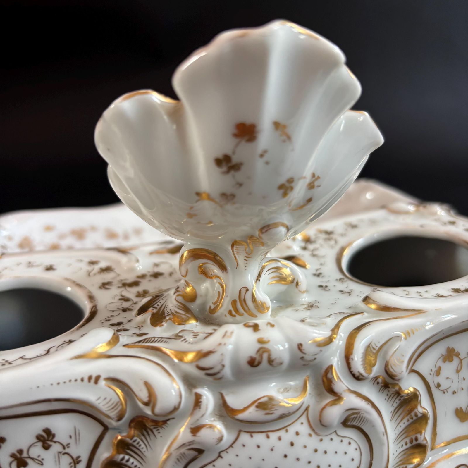 photo for sale Compendium de bureau d'époque en porcelaine, style Rococo, XIXe siècle - porte-montre, encrier, rose et doré, vers 1880