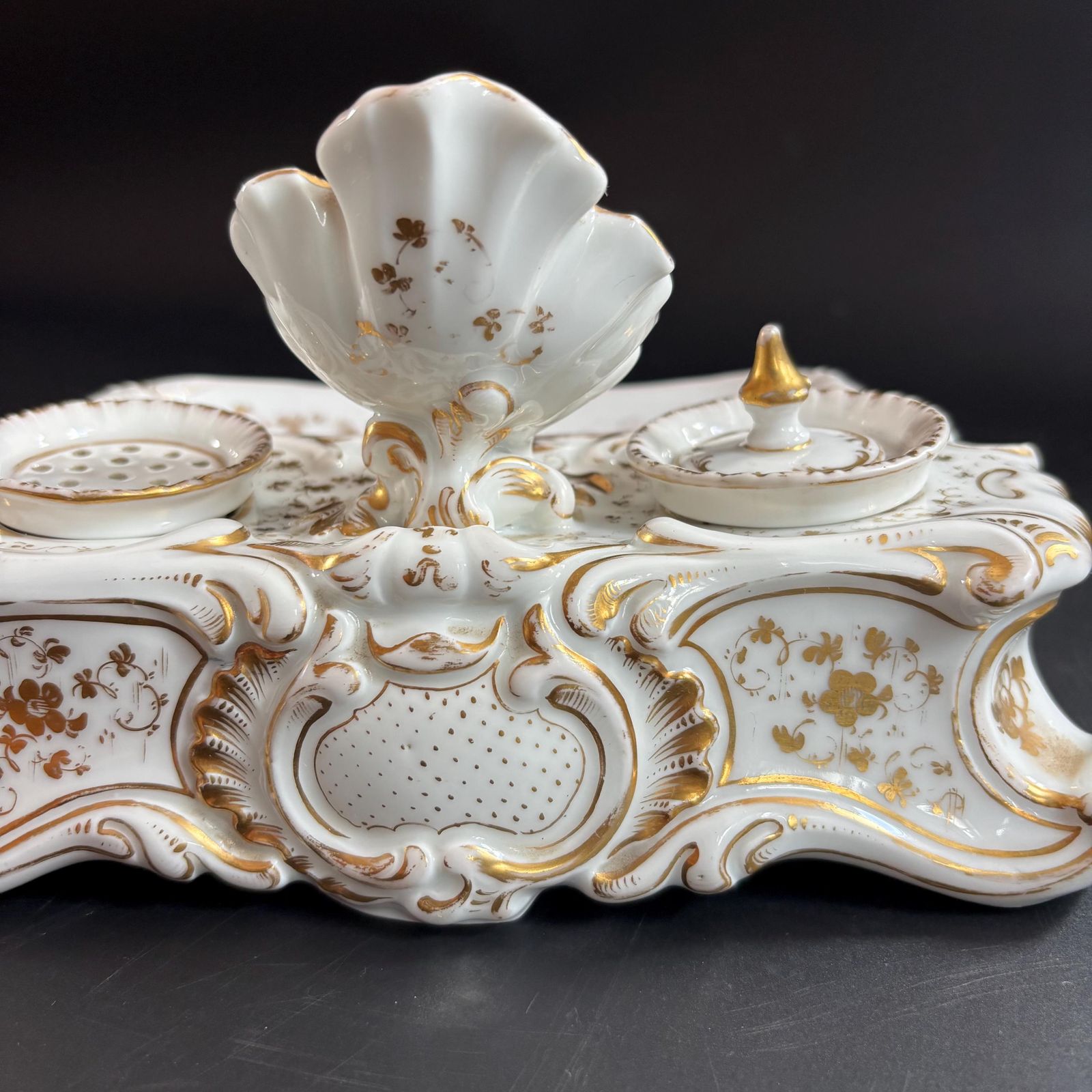 Décoration Compendium de bureau d'époque en porcelaine, style Rococo, XIXe siècle - porte-montre, encrier, rose et doré, vers 1880 photo