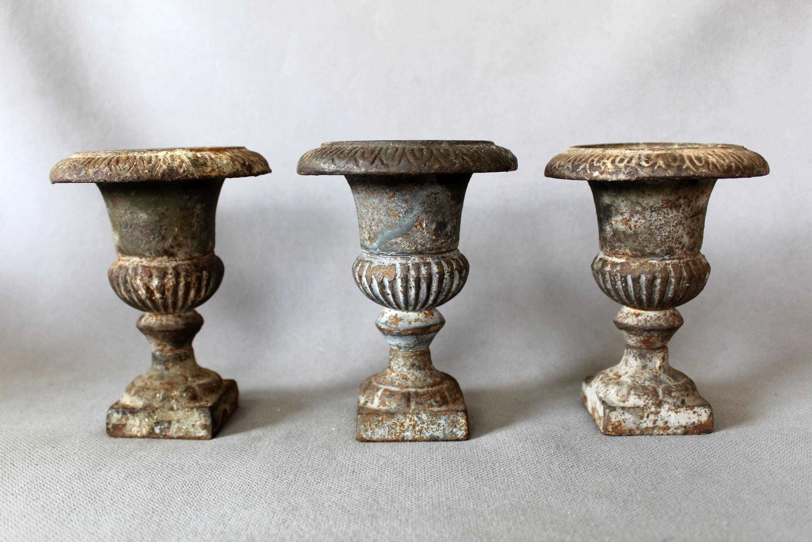 photo furniture Set Of 3 Antique Heavy Small Cast Iron Planter, Medicis Vase, Country French Rustic Decoration, Garden Planter, Exterior, 13 Centimeter