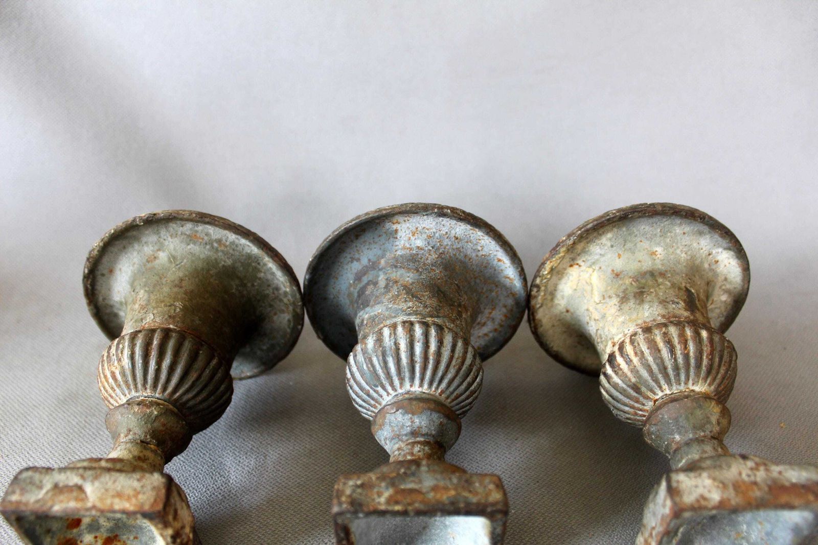 photo vintage Set Of 3 Antique Heavy Small Cast Iron Planter, Medicis Vase, Country French Rustic Decoration, Garden Planter, Exterior, 13 Centimeter