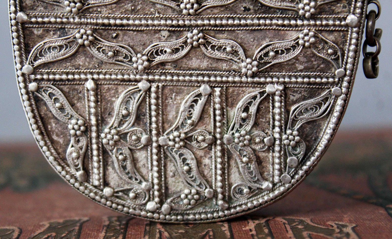 photo furniture Mahfaza du Yémen d'époque en argent, bourse de ceinture, épingle amovible, passant de ceinture au dos, poinçon de fabricant, fait main, filigrane, pochette, Sanduq