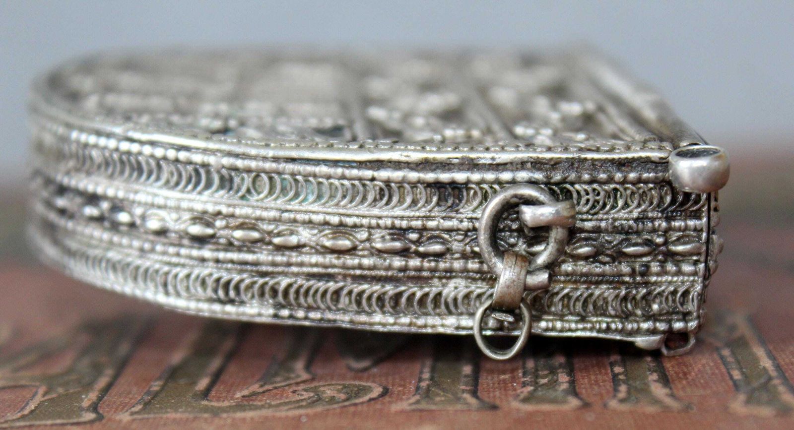 photo vinterior Antique Yemen Mahfaza Silver Belt Purse, Removable Pin, Belt Loop On Back, Maker's Mark, Hand Made, Filigree, Pouch, Sanduq