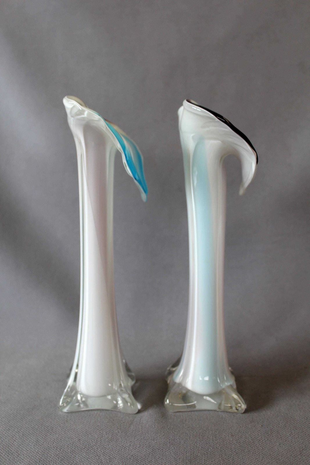 photo vinterior Ensemble de deux vases vintage Jack in the Pulpit en verre artistique soufflé à la main, Calla Lily, verre doublé, turquoise, brun et blanc, base carrée
