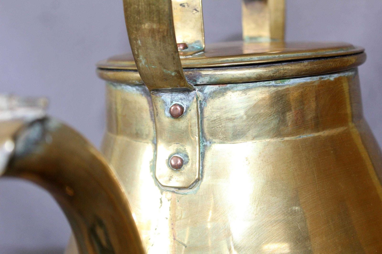 120.0 Bouilloire d'époque XIXe siècle en laiton, très grand format, faite main, décor de ferme rustique, bec verseur à couvercle, rivets en cuivre photo