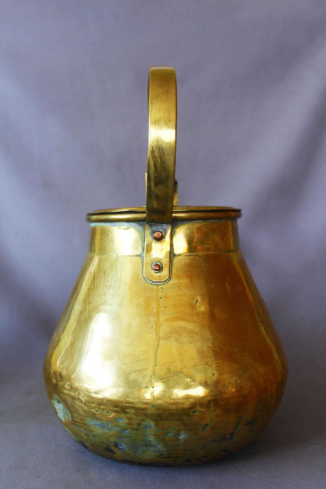 photo buy Bouilloire d'époque XIXe siècle en laiton, très grand format, faite main, décor de ferme rustique, bec verseur à couvercle, rivets en cuivre