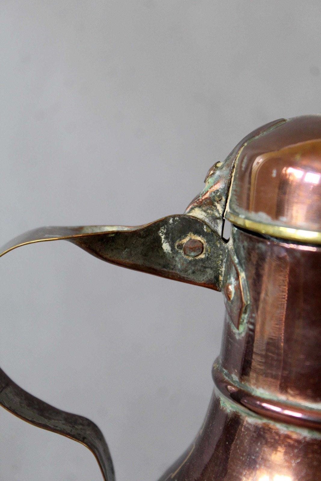 Antieke koperen pot, kan, schenkkan, messing knopje en rand, met de hand gehamerd, Frans landelijk, 19e eeuw, Coquemar Kitchenalia photo Woonaccessoires