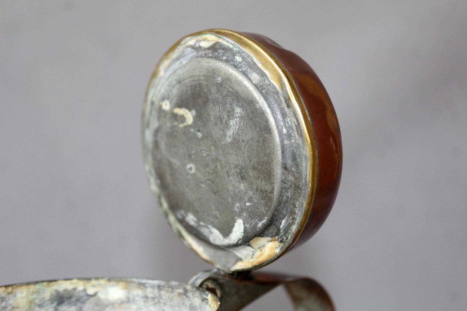 Antieke koperen pot, kan, schenkkan, messing knopje en rand, met de hand gehamerd, Frans landelijk, 19e eeuw, Coquemar Kitchenalia photo vinterior