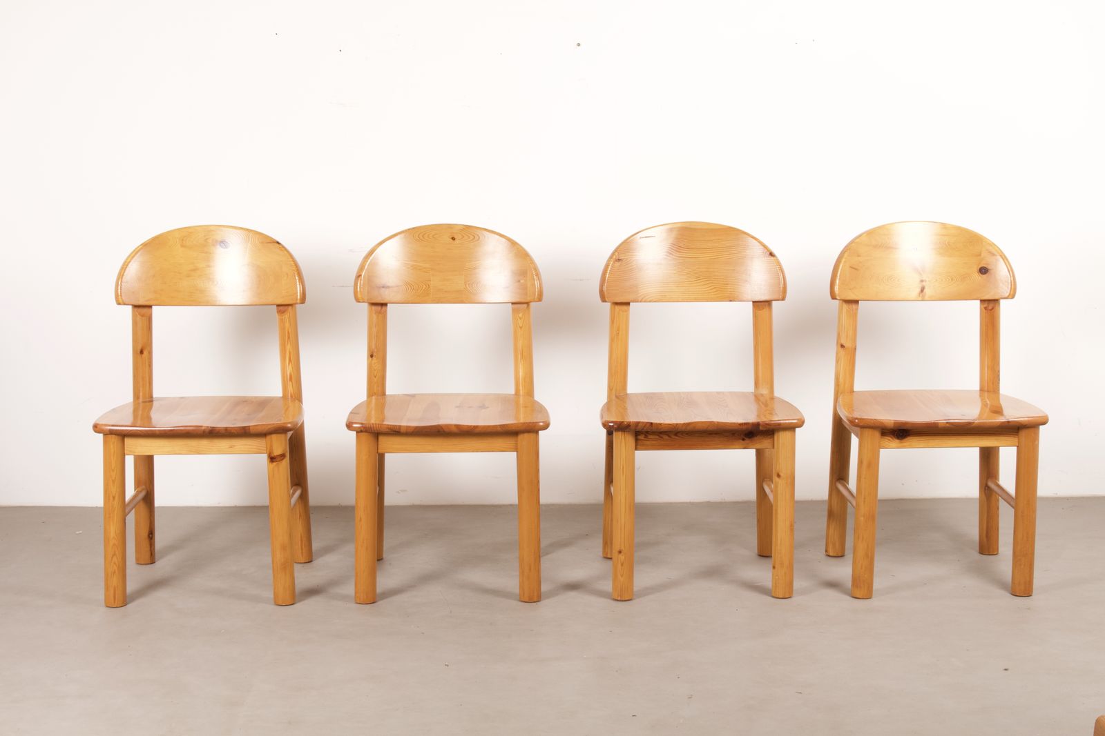 Set van vier vintage massief grenen eetkamerstoelen in de stijl van Rainer Daumiller, Duitsland jaren 1970 photo 550.0