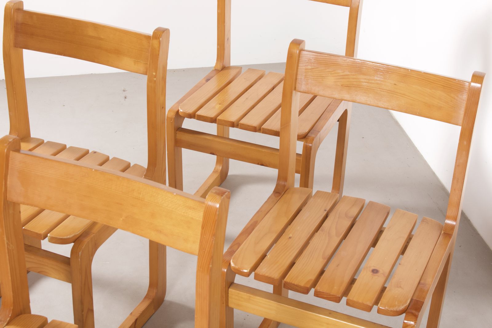 Set van vier vintage massief grenen eetkamerstoelen met lattenzitvlak en ski-poten, Duitsland jaren 1970 photo Meubels
