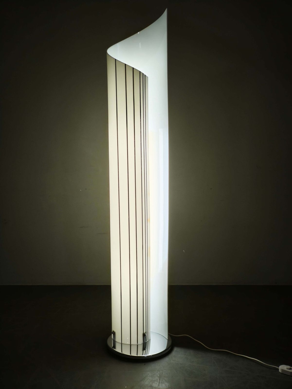 Lampadaire sculptural italien postmoderne Space Age en acrylique opaline, années 1980 photo furniture