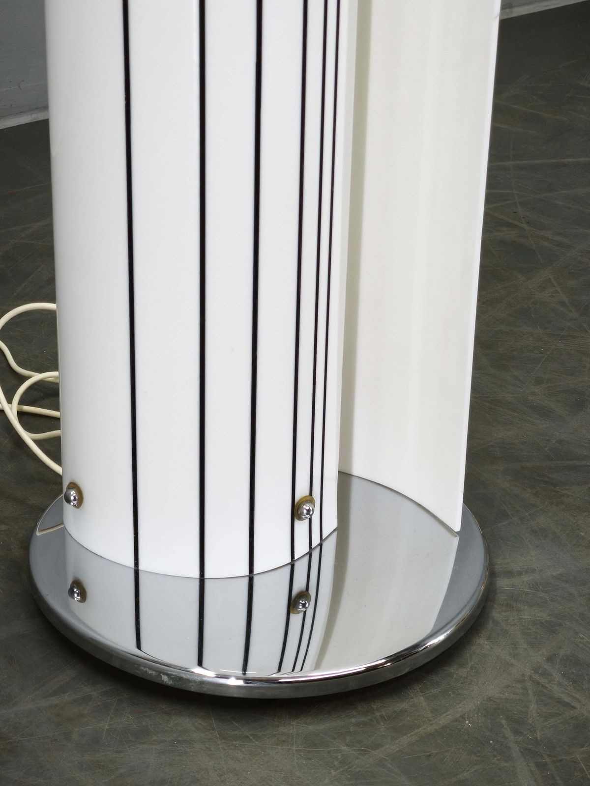 photo for sale Lampadaire sculptural italien postmoderne Space Age en acrylique opaline, années 1980