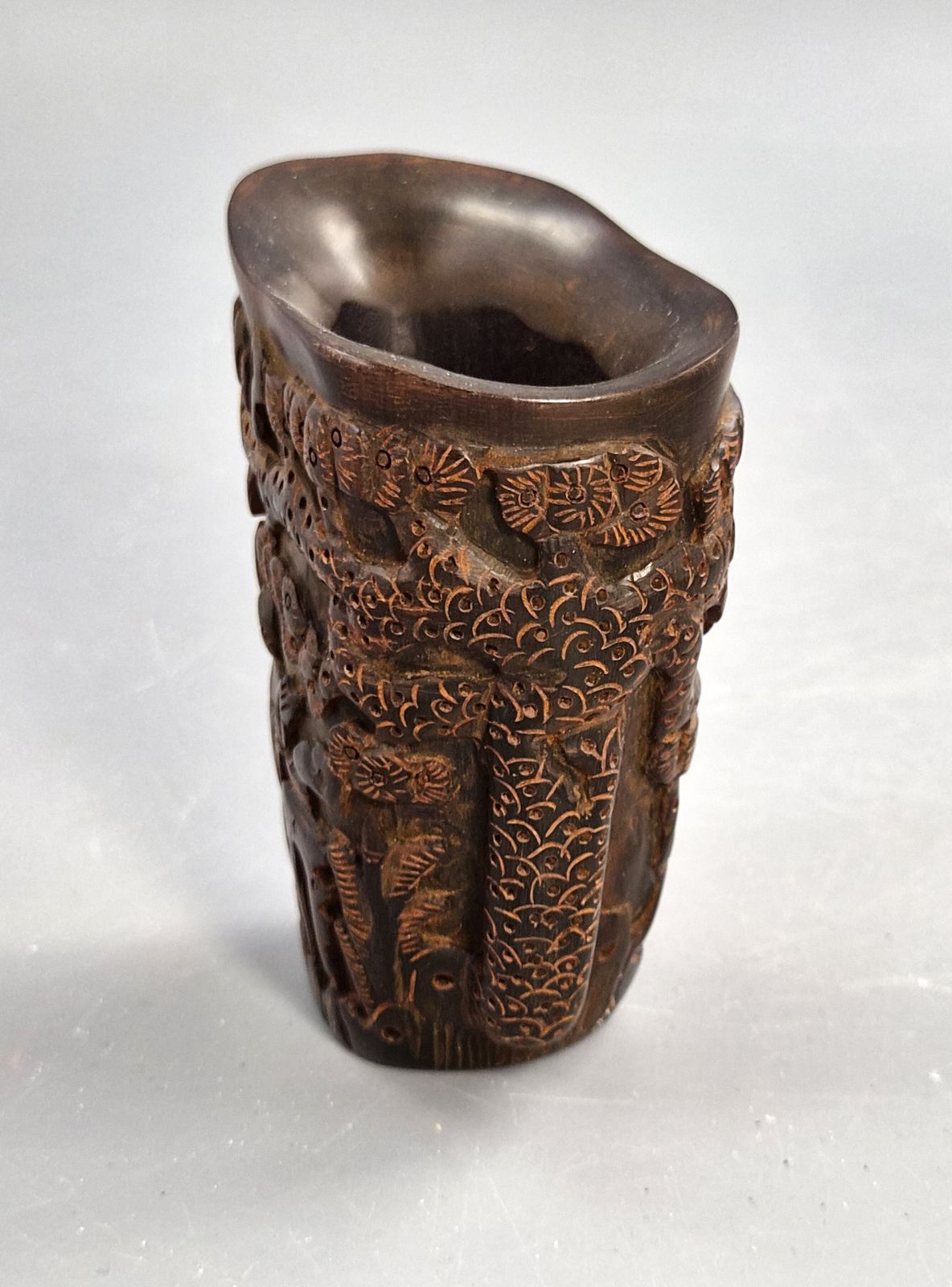 Antiek Chinees gesneden waterbuffelhoorn libatiekelk, onsterfelijken en den, ca. 1880 photo furniture