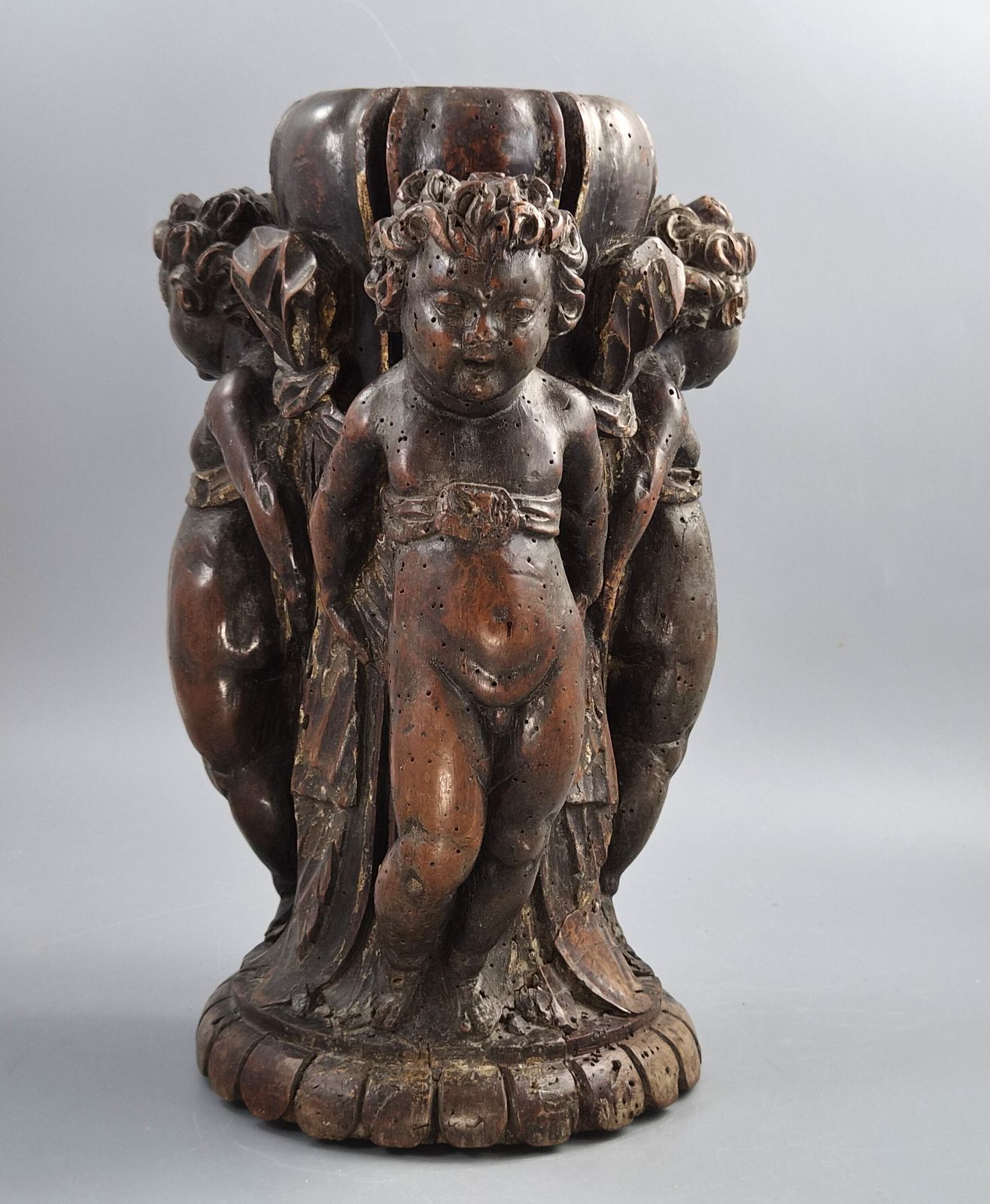 Italiaanse Barok Gesneden Walnoten Torchièrevoet, Drie Putti, Venetiaans, 17e 18e Eeuw photo 3800.0