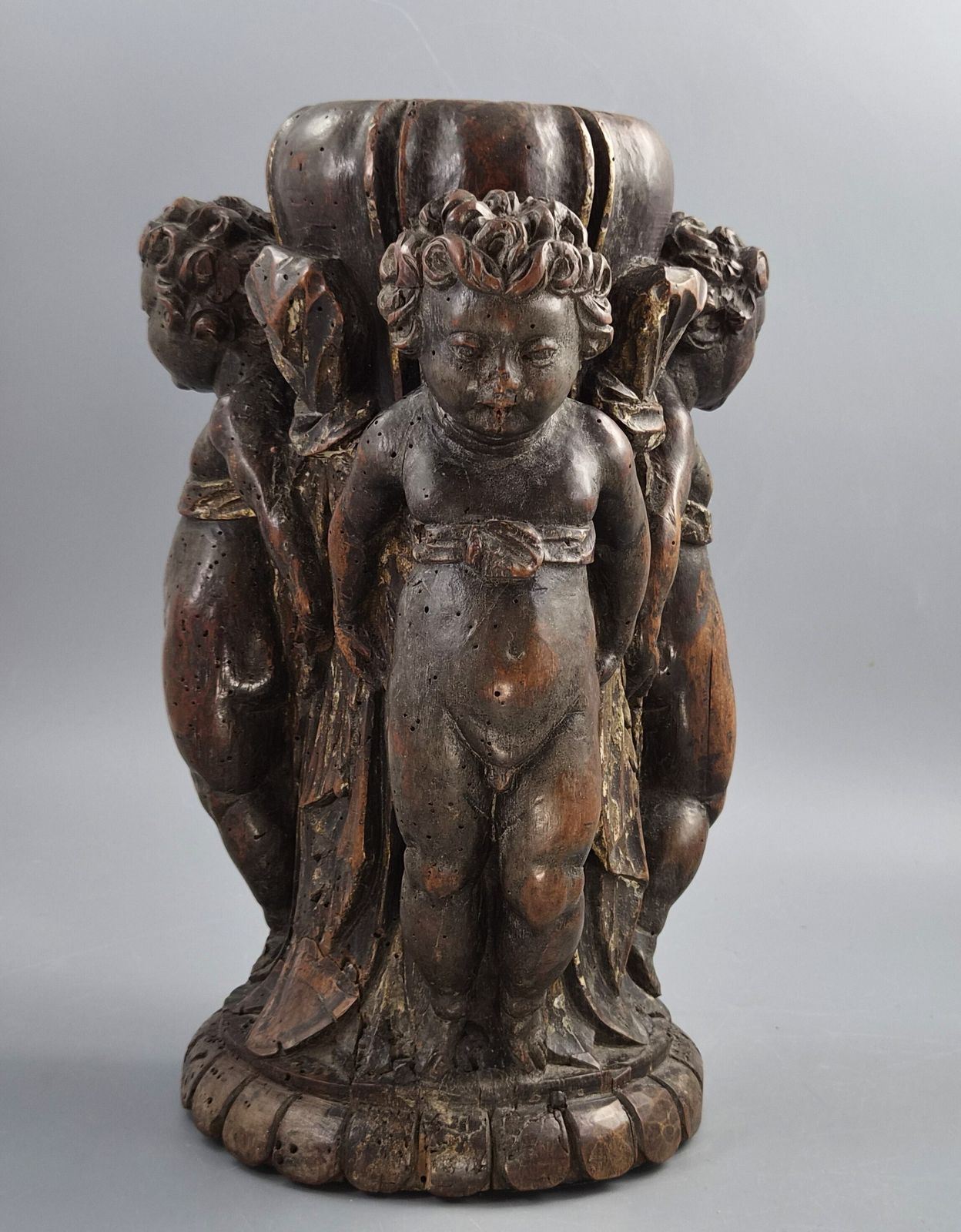Italiaanse Barok Gesneden Walnoten Torchièrevoet, Drie Putti, Venetiaans, 17e 18e Eeuw photo buy