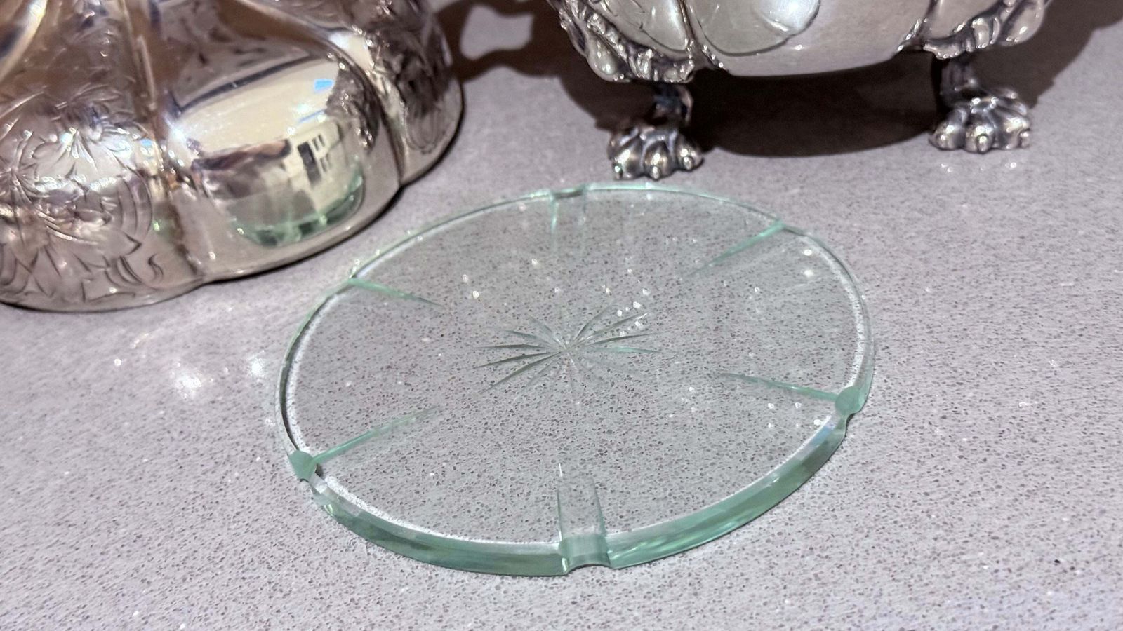 photo vinterior Antiek decoratief kaviaarschaal serveerset, zilveren quadruple plate deksel, lepel