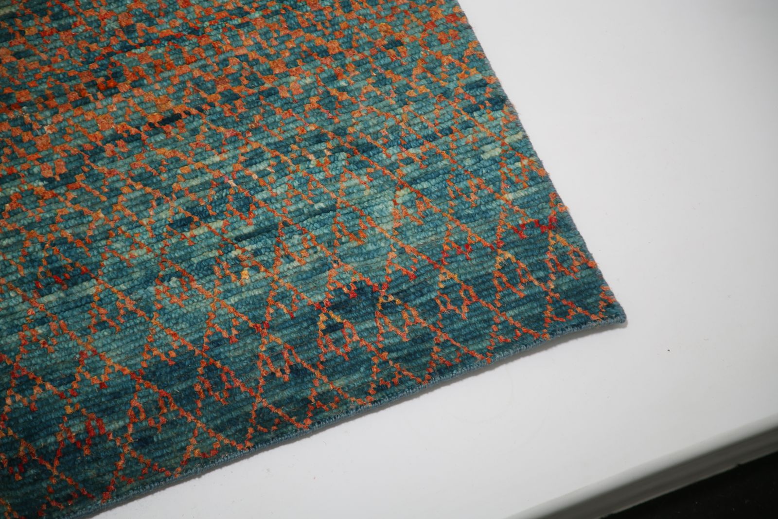 Met de hand geweven wollen vloerkleed, teal en terracotta, Contemporary, India (8'1" x 10'4") photo vinterior