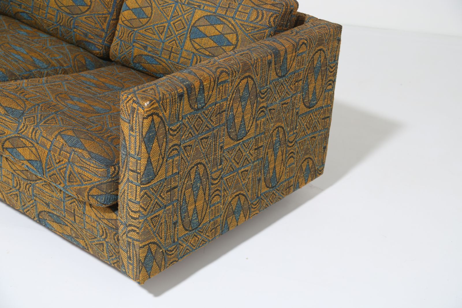 photo furniture Mid-Century Modern Amerikaanse Tuxedo-bank met laag profiel van Shawnee Penn, jaren 1960.