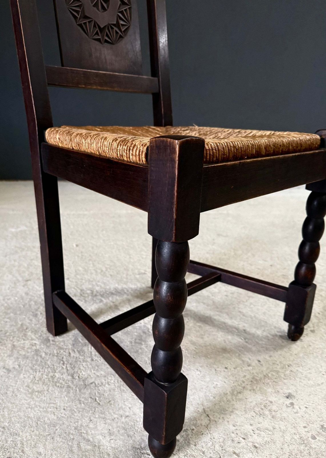 Franse Provincial Design Eetkamerstoelen met Gesneden Rugleuning van Charles Dudouyt photo for sale