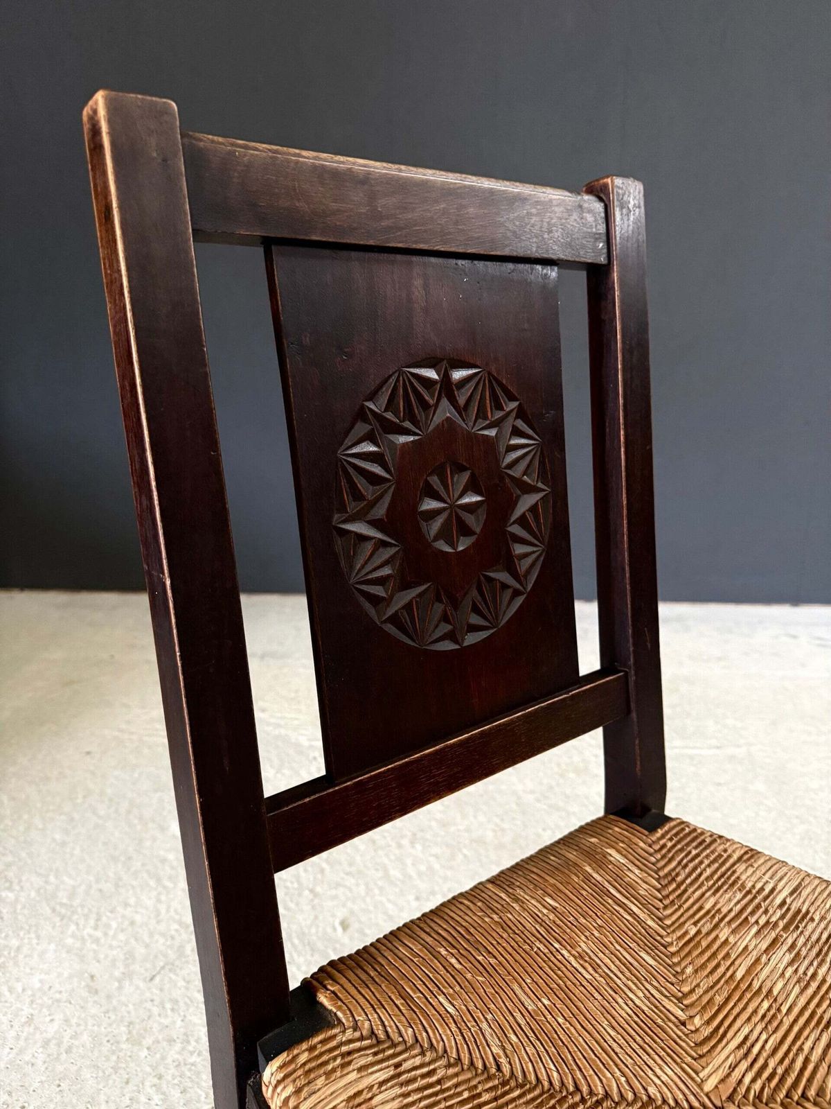 photo furniture Franse Provincial Design Eetkamerstoelen met Gesneden Rugleuning van Charles Dudouyt