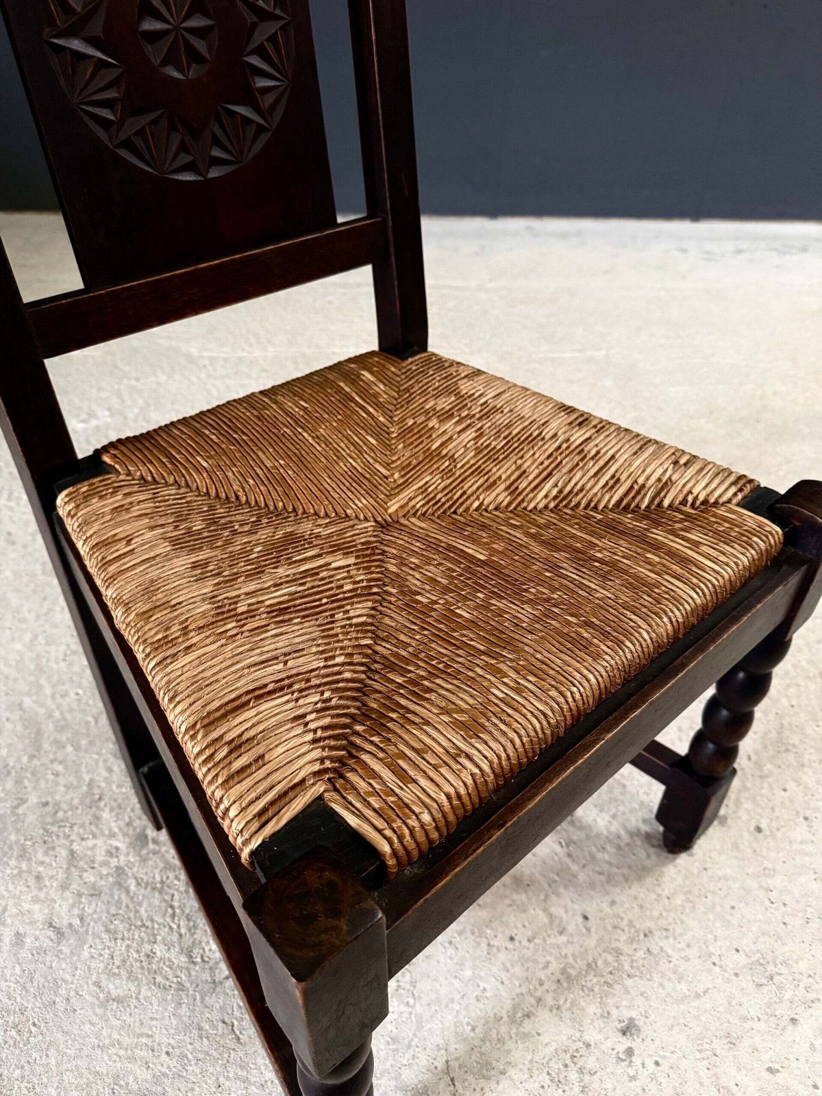 photo for sale Franse Provincial Design Eetkamerstoelen met Gesneden Rugleuning van Charles Dudouyt