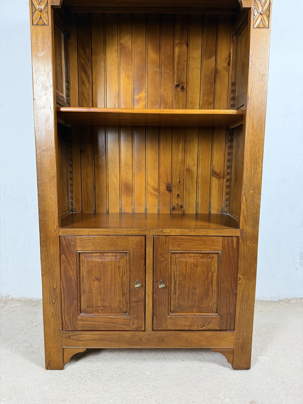 Spaanse eiken rustieke houten kast, ca. jaren 1940 photo Meubels