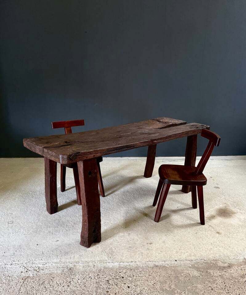 Handgemaakte gebeeldhouwde werkbanktafel, begin 19e eeuw photo vintage