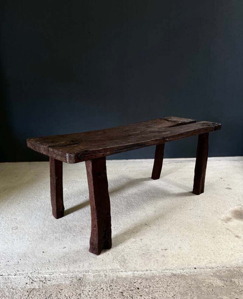 photo furniture Handgemaakte gebeeldhouwde werkbanktafel, begin 19e eeuw