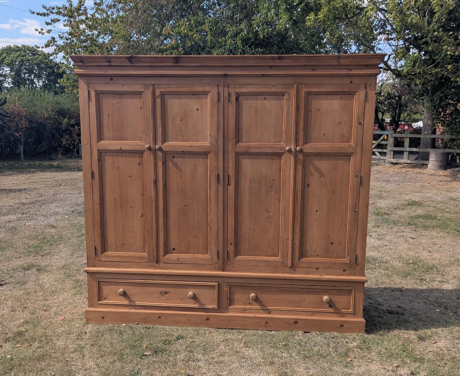 Armoire campagnarde mid-century en pin 4 portes, livraison disponible 0372 photo furniture
