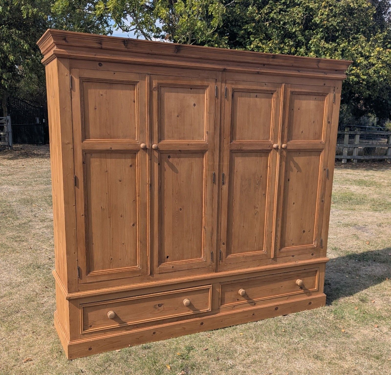 Armoire campagnarde mid-century en pin 4 portes, livraison disponible 0372 photo Mobilier